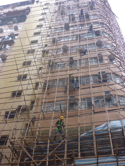 Finden wir total beeindruckend, die Arbeiter die selbst in schwindelerregender Höhe nur auf Bambus - Stangen herumbalancieren und dort arbeiten