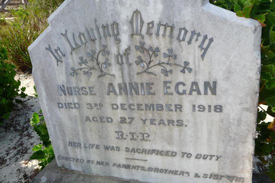 Wir statteten dem alten Friedhof der ehemaligen Quarantänestation einen Besuch ab, dort liegen die Leute, die damals an Infektionskrankheiten verstorben sind. Es ist für uns immer wieder interessant die kurzen Lebensläufe auf den Grabsteinen zu lesen