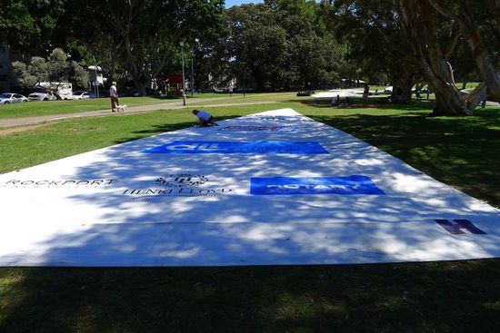 Im angrenzenden Park wurden die riesigen Segel kurz vor dem Rennen noch einmal kontrolliert und gesäubert