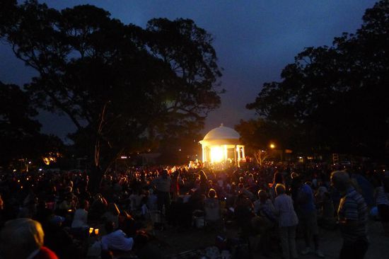 Abendliche Weihnachtsstimmung im Park an unserem Hausstrand Balmoral Beach. In der beleuchteten Rotunde singt ein Chor Weihnachtslieder, das Publikum geniesst die Musik bei mitgebrachten Getränken und Essen