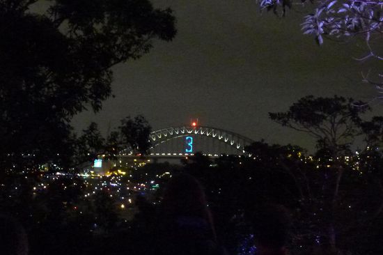 Der Countdown läuft, für alle gut sichtbar auf der Harbour Bridge dargestellt
