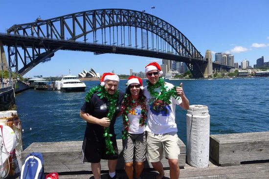 Drei Weihnachtswichtel haben Spass