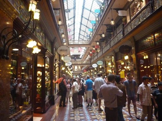 In der City, das schöne alte Kaufhaus "The Strand". Sehr edel und teuer die Läden dort.
