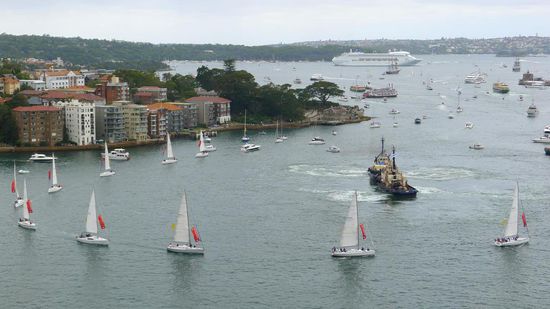 Ein "Ballett" von Löschschiffen umrahmt von (kleinen) Seglern