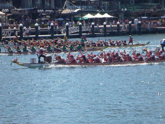 Am letzten Wochenende, zum krönenden Abschluss das Drachenbootrennen. Der Wettkampf geht über 2 Tage