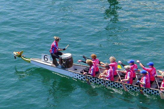 Rhythmisches Trommeln hält die Ruderer im Takt und feuert sie an