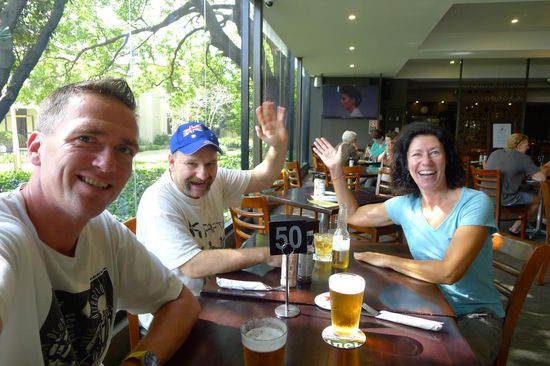 Abschiedsbierchen in Sydney. Wir freuen uns auf die Weiterreise, Andreas freut sich wieder seine Wohnung für sich allein zu haben.
Wir hatten eine gute Zeit zusammen und kommen ja wieder!