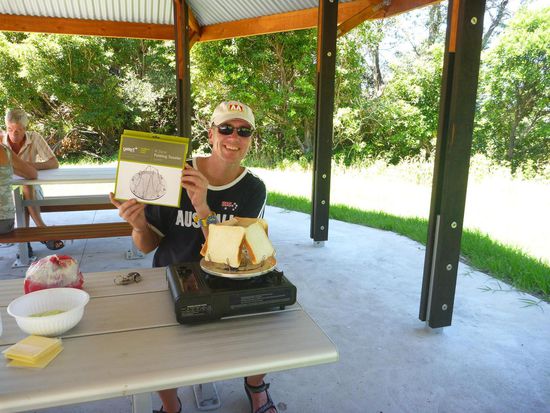 Kleine Mittagspause, wir wussten bisher nicht, dass es für Gaskocher Aufsätze für Toastbrot gibt. Es funktioniert tatsächlich, wieder etwas dazugelernt.