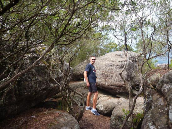 ....dann bergauf übers Gestein.......