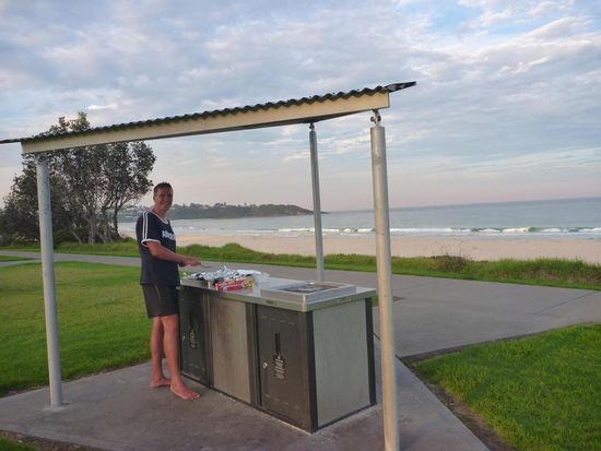 Abends ein stärkendes Abendessen vom Grill, bei unserem Übernachtungsplatz in Mollymook. Da brutzelt der Chef immer persönlich, was bei dem stürmischen Wind an den Küsten gar nicht so einfach ist