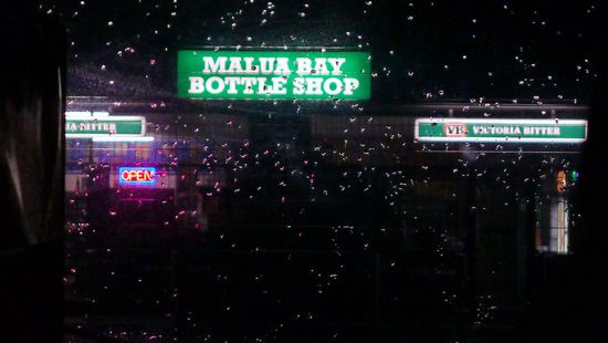 Nicht  nur wetterbedingt eine unruhige Nacht. Blick aus dem Auto auf den gegenüberliegenden Bottleshop in Malua Bay.