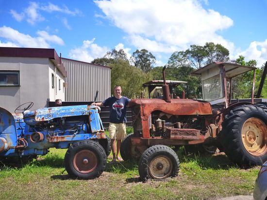 Wieder bei Sonnenschein, alte Traktoren in Mogo.