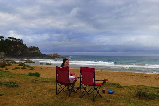 Frühstück am Strand, immerhin regnete es nicht mehr. Es stürmte nur noch.