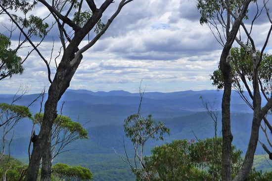 Im Bereich des Gipfels hat man immer wieder atemberaubende Ausblicke auf das umliegende Land