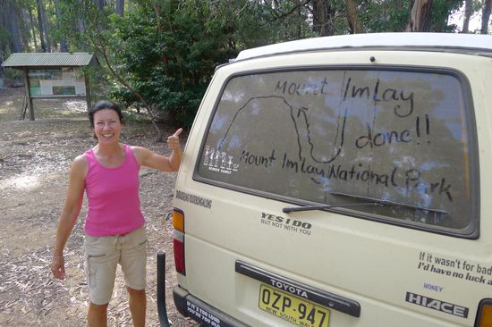 Nach erfolgreicher Gipfelbesteigung, einige Stunden später und erschöpft, wieder an unserem Auto