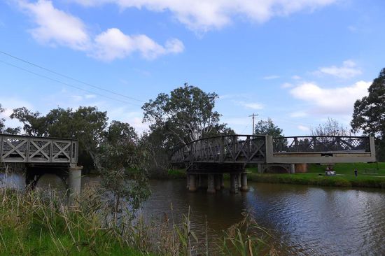 Die alte Schwingbrücke: sie dreht sich im Zeitlupentempo um geöffnet oder geschlossen zu werden. Es dauert gefühlt ewig, aber es funktioniert.
