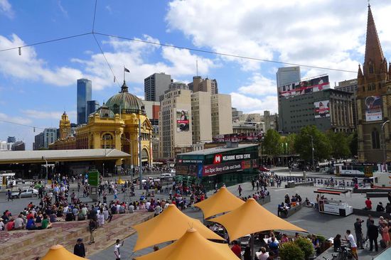 Wochenendtrubel am Federation Square in Melbourne