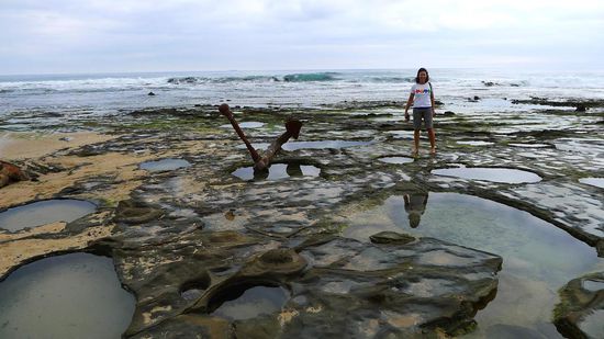 Die Felsenlöcher sind mit glasklarem Wasser gefüllt, es sieht aus als wären sie mit Glasplatten bedeckt