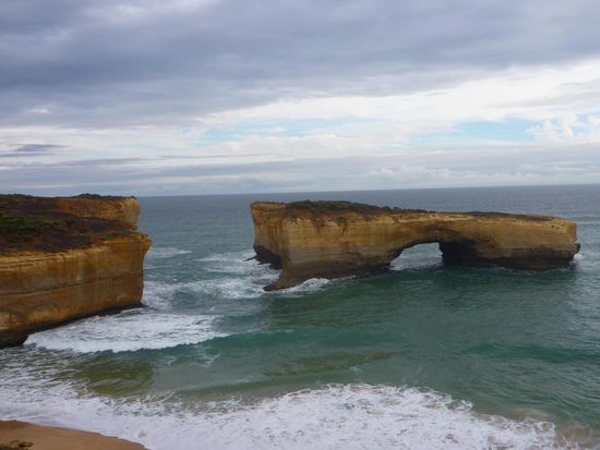 Die London Bridge. Durch Wind und Wetter ist der mittlere Teil schon weggebochen. Früher konnte man vom Land aus bis zum Ende der Felsenbrücke laufen