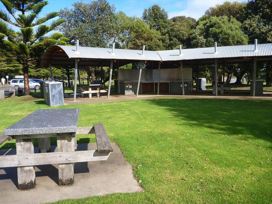 Die "Profi-Grillküchen" in Warrnambool. Die hätten wir gerne ausprobiert, aber das Wetter schlug uns ein Schnippchen, Selbst die Überdachung schützte nicht vor den Regenmassen