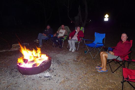 Ein kalter Abend auf dem Campingplatz von Wannon Falls. Zum Glück loderte schon das grosse Feuer, da setzten wir uns gerne dazu, dieses Mal nicht nur, weil es wieder einmal eine extrem nette Runde war
