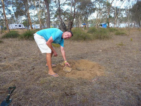 Die Feuerstelle wird gemäss der Brandschutzvorschriften für Lagerfeuer hergerichtet,u.a. 30cm tief (der Boden ist steinhart ), mit Steinen befestigen und 4m im Umkreis alles brennbare Gras usw. entfernen