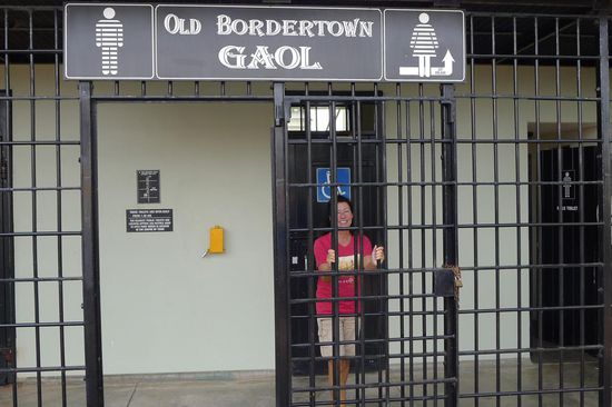 In Bordertown sind die öffentlichen Toiletten im alten Gefängnis untergebracht, das ist doch originelles Recycling!