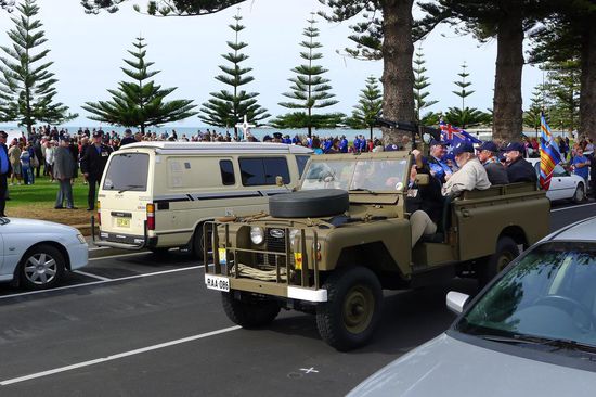 Der ANZAC Day war da. Es gab eine Parade (zufällig parken wir im Hintergrund, eben immer mitten drin im Geschehen)
