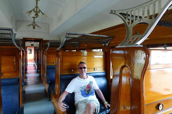 Innen ist der Zug in altem edlen Ambiente gehalten