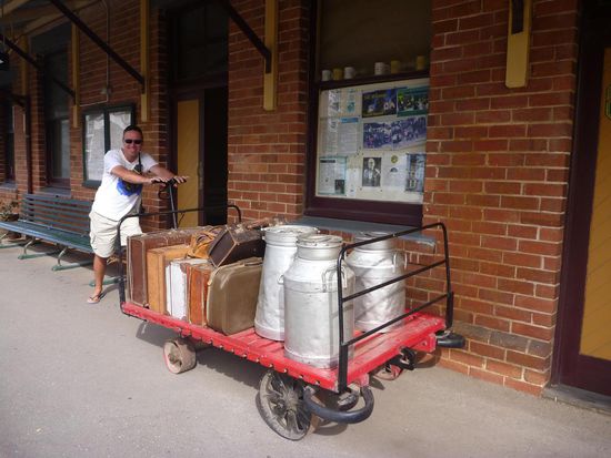 Damit kann man im Zeitalter der Rollkoffer kaum noch Geld verdienen