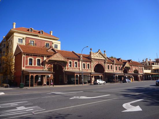 Alte Markthalle in Adelaide. Heute sind schicke Restaurants und Läden darin untergebracht.