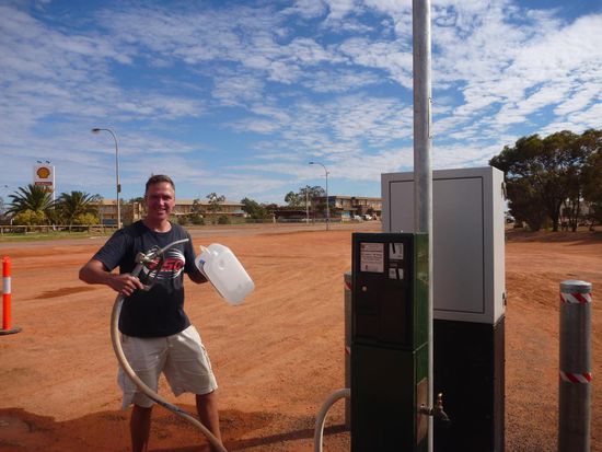 Trinkwasser-Tankstelle in Coober Pedy. Super billig, 30 Liter kosten nur 20 Cent.