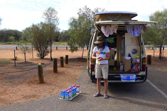 Dort mussten wir feststellen, dass einer unserer Milchkartons eine Dirt Road nicht überlebt hat. Grundreinigung aller Lebensmittel und des Autos war angesagt. Viele Leute fragten,  wie denn die Preise in unserem Laden wären, denn je weiter nördlich, desto teurer wird's