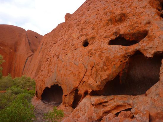In der Nähe zeigt  der "grosse Stein" seine Vielfalt, Einbuchtungen.....