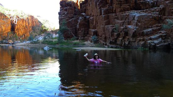 Ein tiefer Wasserlauf gehörte dieses Mal auch ins Programm. Die Hose in der Hand blieb trocken, darauf wäre es aber eigentlich auch nicht mehr angekommen.