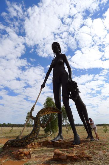 Eine der riesigen Metallskulpturen in Aileron