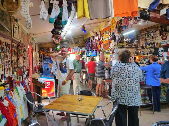 Im Pub immer viele Schaulustige. Die Wände und Decken sind geschmückt mit Souvenirs aus aller Welt: Mützen, Unterwäsche, T-Shirts, Socken, Geldscheine usw.usw.