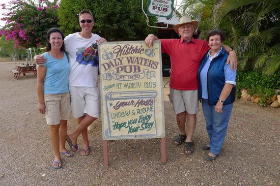 Mit Bernhard und Jenny, unsere Bekannten von Newcastle Waters, vor dem Pub