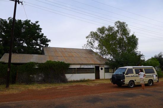 Newcastle Waters, etwas ratlos vor dem alten Hotel.