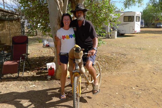 Mit Eddy und seinem Stahlross. Er sorgt dafür, dass die Gäste den Weg "nach Hause" finden
