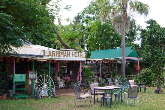 Das Hotel am Pink Panther, dazu gehört auch noch ein privater Minizoo mit Papageien, Krokodil und Schlangen