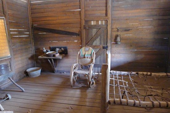 Um noch einen draufzusetzen, die Filmkulisse des Hauses in dem die Autorin mit ihrem Mann lebte. Schon recht spartanisch das Leben seinerzeit....