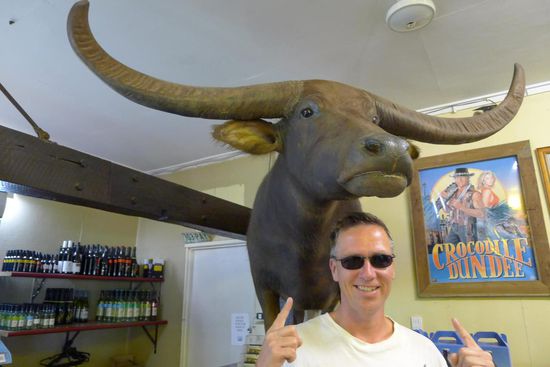 Im Adelaide River Inn. Fan - Bild mit Charlie, einem ehemaligen Darsteller aus den Crocodile Dundee Filmen
