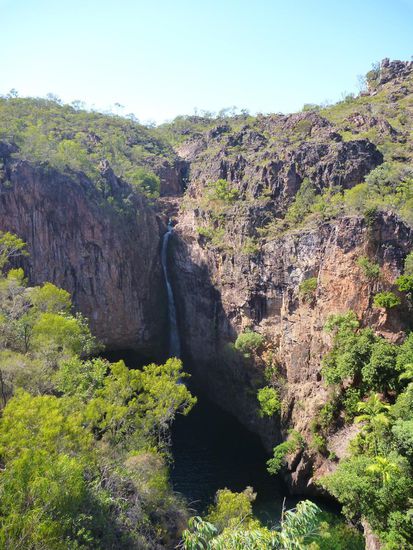 Der Tolmer Wasserfall, nur von Ferne zu besichtigen, da in den Felsen eine seltene Fledermausart lebt