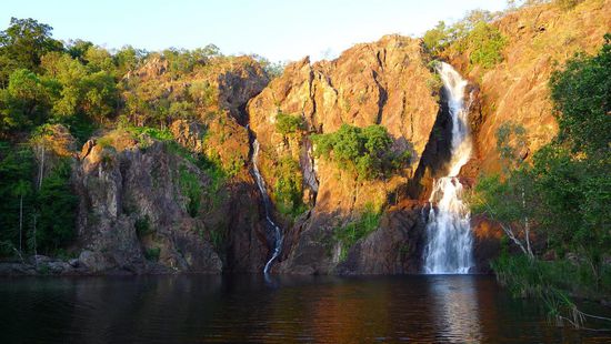 Die Wangi Falls, an denen der gleichnamige Campingplatz liegt. Ein grosser Pool, der tagsüber sehr gut besucht ist!