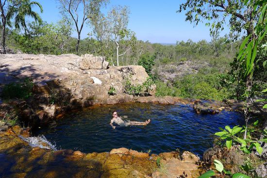Und schon wieder ein Privatpool (hier nicht sichtbar,aber hinten am Rand stürzt direkt der Wasserfall in die Tiefe), hoch oben auf dem Weg des Lower and Upper Cascades Walk