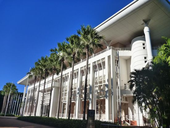 Das Parlaments Gebäude, sieht schick aus, dieses weisse Gebäude vor blauem Himmel umgeben von  Palmen. Wird "Hochzeitstorte" genannt: außen Zuckerguss, innen schnapsgefüllte Früchte.
