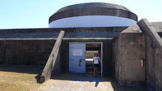 Viel erinnert auch an den Krieg, hier das Militärmuseum mit noch vielen erhaltenen Bunkeranlagen