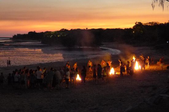 Und wieder am Strand. Die griechische Gemeinde feierte die Mittsommerwende. Grosse Feuer wurden entzündet, durch die die Leute durchsprangen