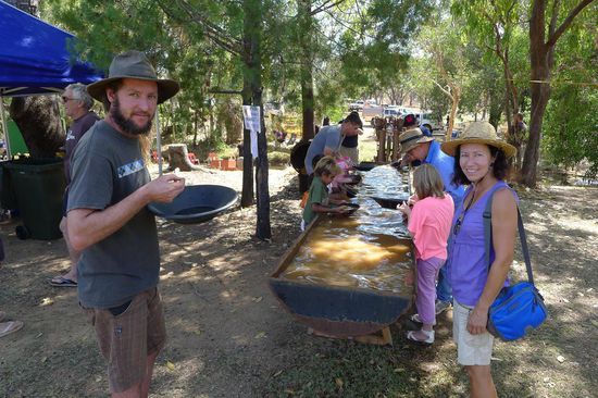Eine grosse Wasserrinne wo sich die Goldwäscher schon mal "warmschwenken" können